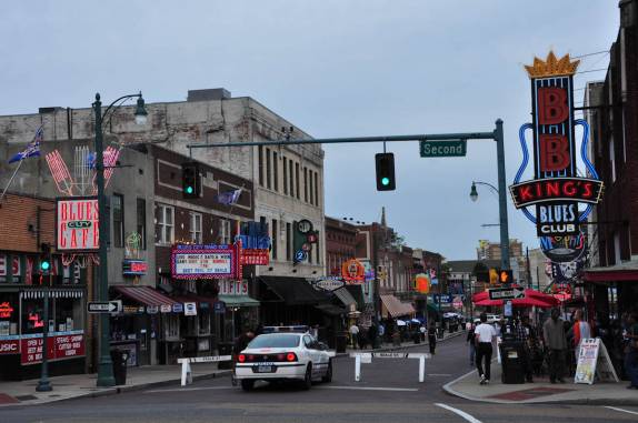 A famosa rua Beale, onde nasceu o Blues e o Rock! (em em Memphis, no Tennessee - EUA)